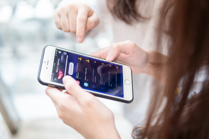 A user learns English speaking lesson via ELSA application. Photo by ELSA
