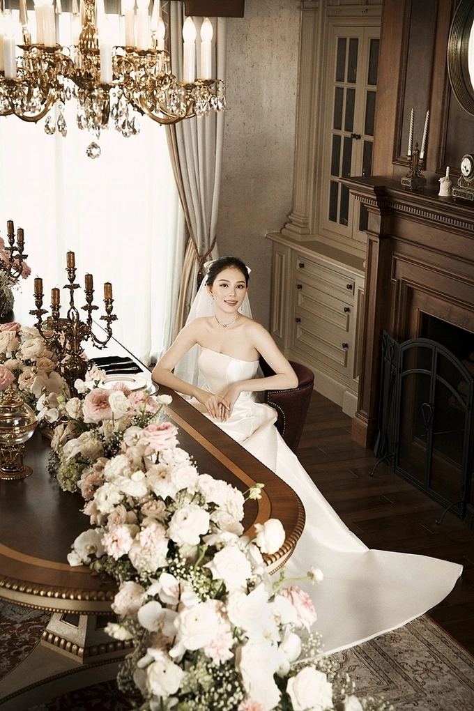 Linh later switched to a luxurious cup-shaped wedding dress, with a large bow on the back, that is made of high-quality satin silk.