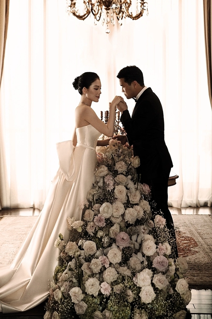 The wedding of Linh Rin and Phillip Nguyen will take place at a church in Manila at the end of March. The couple chose Manila because it is a place that is tied to Phillip’s childhood. The wedding will welcome about 500 guests, including the brides close friends like singer Chi Pu and Hanh Sino.Linh Rin’s real name Ngo Phuong Linh. She is a model and actress, and she has participated in many fashion shows and has also starred in several TV series.Phillip, 38, is the third son of Johnathan Hanh Nguyen, the chairman of IPPG - the top luxury retailer in Vietnam. The group is the exclusive distributor of over 100 luxury fashion brands in Vietnam, including Rolex, Cartier, Dolce & Gabbana, Balmain, Ermenegildo Zegna and others.