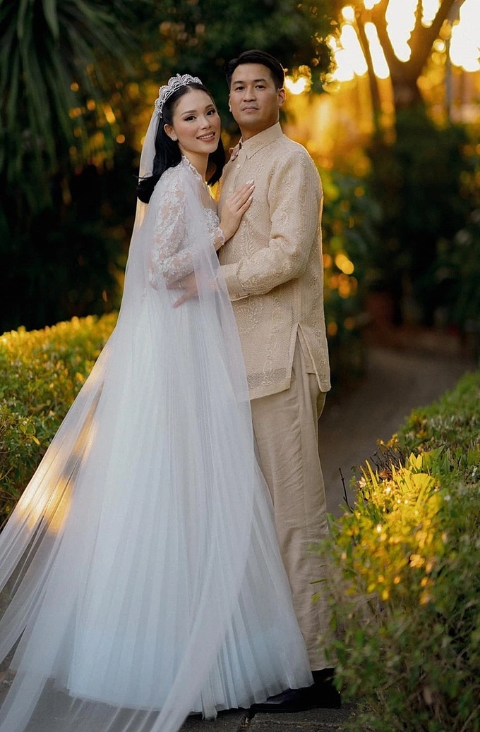 The grand wedding of Phillip Nguyen and model was held on Thursday at the church. The couple hosted a post-wedding party for guests at the Shangri-La The Fort Hotel after the solemn ceremony took place. Santuario de San Antonio Parish is located in the wealthy neighborhood Makati, near Forbes Park, where the elite class of Manila live.