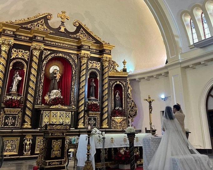 The Catholic marriage ceremony of Linh and Phillip took place in the presence of friends and relatives, including many famous Vietnamese celebrities such as singers Chi Pu, Hanh Sino and emily, fashion designer Diep Linh Chau and model Milan Pham. Santuario de San Antonio Parish Church is limited to a maximum of 40 people for a wedding ceremony.