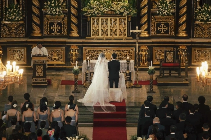 One of the terms is the dress code. The bride must wear a proper, decent and appropriate wedding dress. The church also stipulates the cost and time for organizing a wedding ceremony and gives priority to parishioners, residents and people living in the area. For couples living in the area, the price is 35,000 pesos ($644), while outsiders have a price of 45,000 pesos if the wedding is held on a weekday. If it’s on weekends and uses air conditioning, the price will be 50,000 pesos and 60,000 pesos.