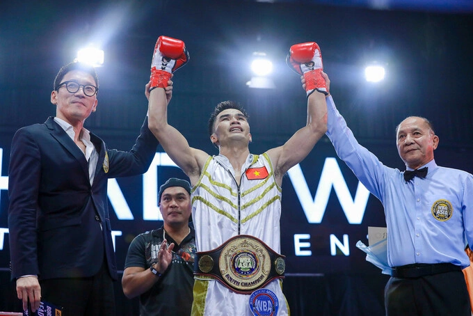Nguyen Ngoc Hai is declared the winner of WBA South Asia super-lightweight title match on March 25, 2023. Photo by VnExpress/Quang Liem