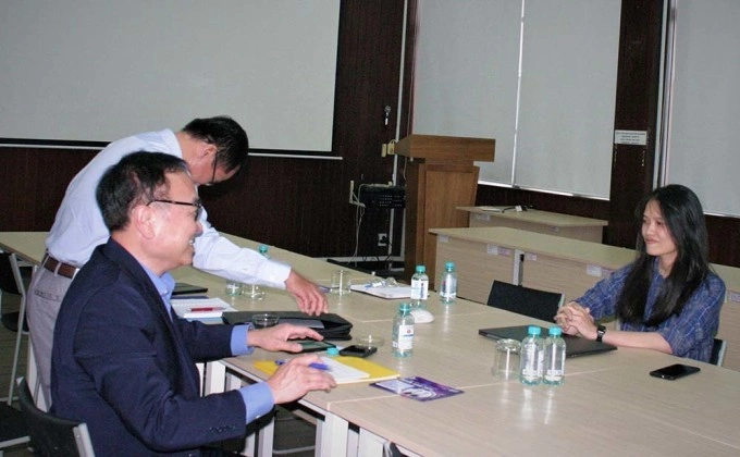 [Nguyen Thi Huong (right) was interviewed by Boeing on March 27. Photo courtesy of Vietnam Aviation Academy