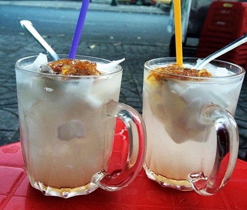 Coconut flesh is added to a glass of dua tac for extra flavor. Photo by VnExpress/Ha Yumy