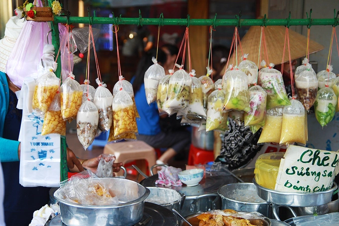 You can find stalls selling che at local markets. Photo by VnExpress/Di Vy