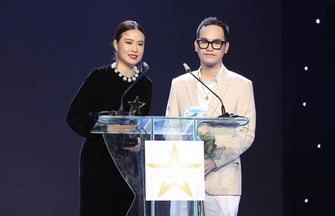 Hoang Thuy Linh (L) and musician Khac Hung receives the awards for Album of the Year and Music Video of the Year. Photo courtesy of Dedication Awards