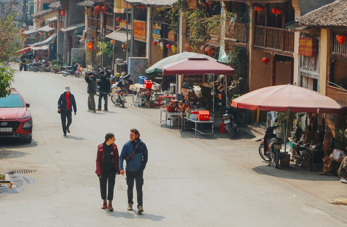 Yrielle (L) walks with her friend in Dong Van Old Town, Ha Giang Province, March 2023. Photo by Xuan Phuong