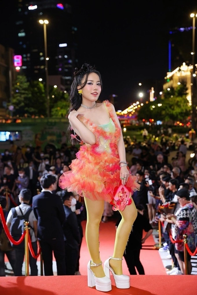 When singer Phung Khanh Linh arrived at the Dedication Awards on Thursday in HCMC, she wore a short pleated skirt with a 15-cm high white platform heels, which helped enhance her height of 1.55 m. Photo by Phung Khanh Linh.Platforms are one of the prominent trends in world fashion scene in the past three years. They are known for their obvious thick soles that can add 15-30 cm of height to whoever is wearing them.
