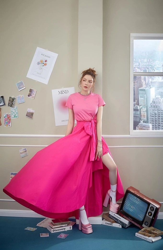 Many Vietnamese celebrities with small figures like platforms, including actress and model Ly Nha Ky. Over the years, Ky has been using platforms regularly for events and photoshoots. In the new set of photos, she chose a satin pink platforms by Versace to match with this bold pink dress. Photo by Ho Quoc Hoang.