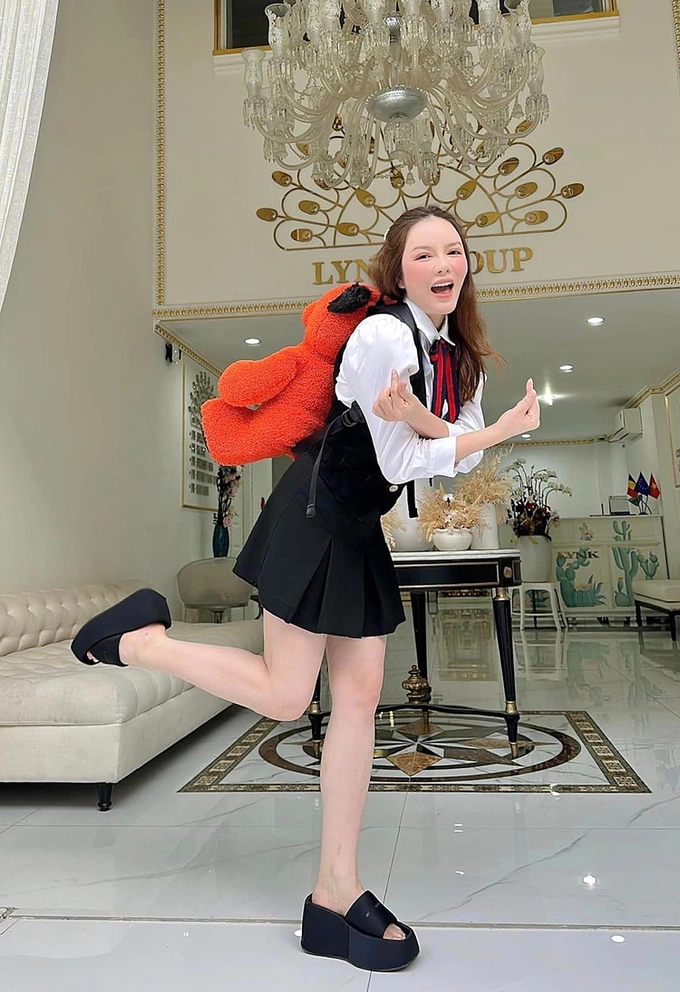 For casual looks, Ky often wears platform sandals. Photo courtesy of Ly Nha Ky.