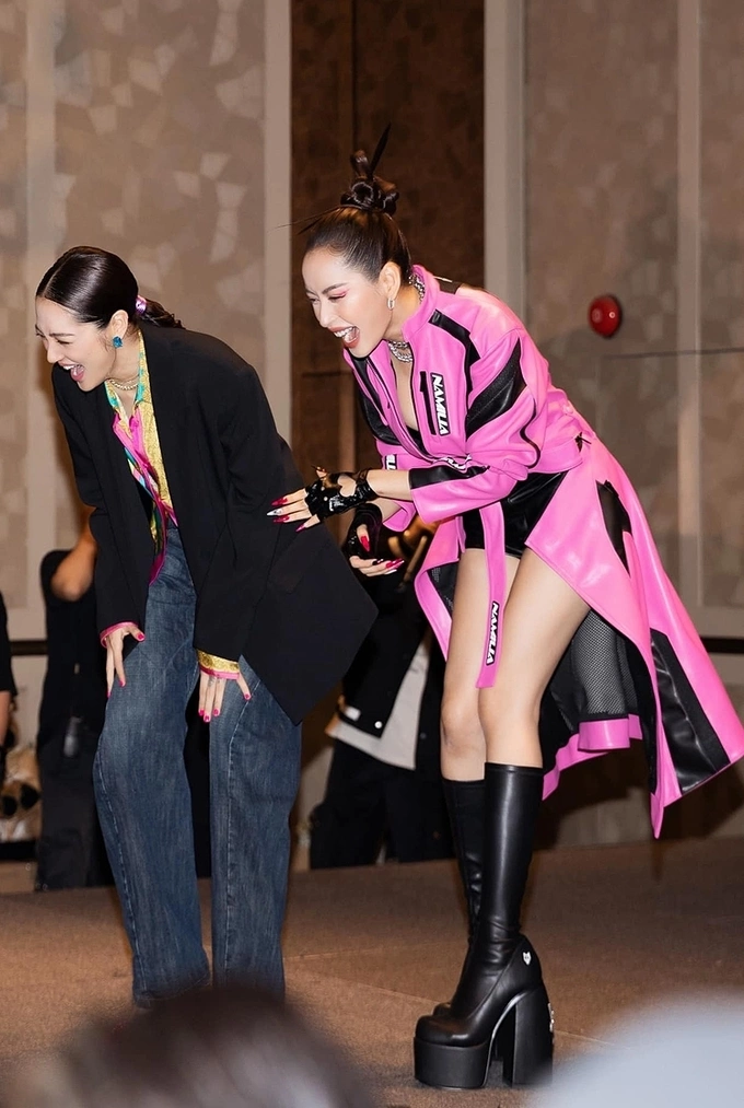 Singer Chi Pu (right) is also a regular user of platforms. She used to dance on stage with a 20-cm high black platform boots. Photo by Chi Pu.