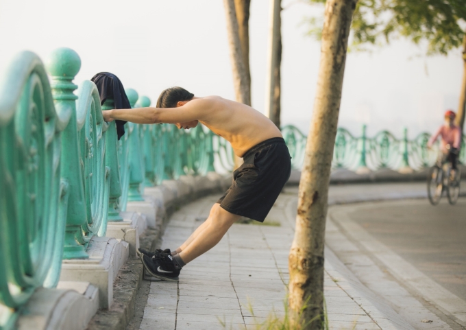 A man does exercises by the West Lake, when the railings remain undamaged, 2018. Photo by VnExpress/Dinh Tung