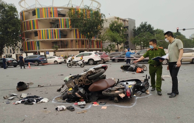 Motorbikes are seen on top of each other after the accident. Photo by VnExpress/Pham Chieu