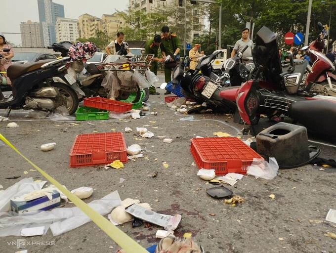 Personal belongings fall on the road as the victims are taken into hospitals. Photo by VnExpress/Pham Chieu