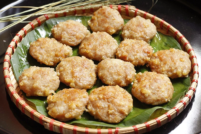 Cha com is deep-fried till it turns golden. Photo by VnExpress.