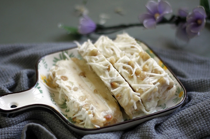 Banana ice cream is filled with lots of peanuts and shredded coconut flakes. Photo by VnExpress