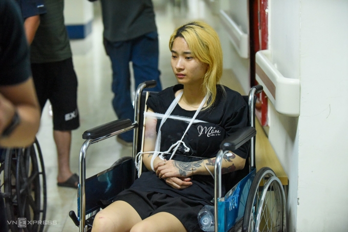 Do Hai Lai sits in a wheel chair with arm injuries after a Hanoi car crash, April 5, 2023. Photo by VnExpress/Viet An