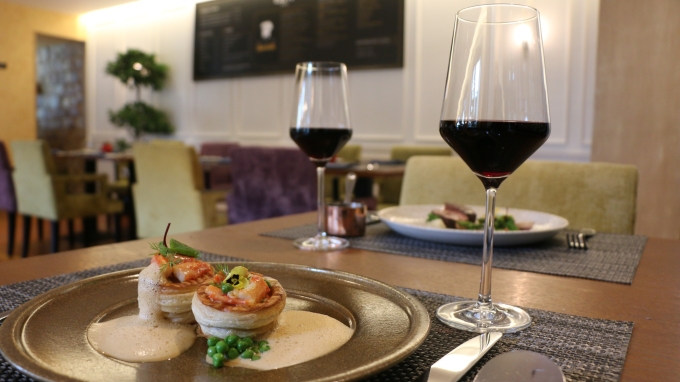 The Alaskan crab appetizer is featured on the Easter menu at Sofitel Saigon Plaza. Photo courtesy of Sofitel Saigon Plaza