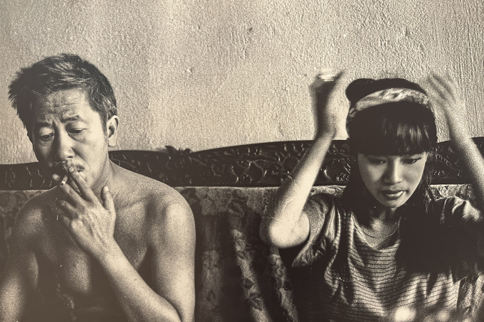 Hong Nhung and her father - translator Le Van Vien. The photographer once considered not including the photo in the exhibition as the singer’s father was topless, but the singer herself asked him to exhibit it, as she loved the comfortable vibe of the photo. Photo by Duong Minh Long