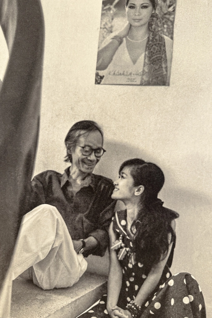 Hong Nhung says that she still remembers every detail exchanged between her and the musician during their break in the middle of recording an album. They were sitting on the stairs, behind them a poster of veteran singer Khanh Ly’s album cover was hanging on the wall. Photo by Duong Minh Long