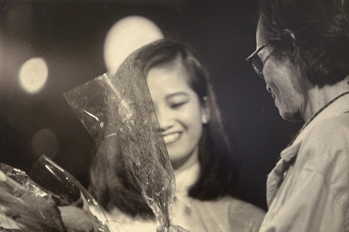 Trinh Cong Son gave a flower bouquet to Hong Nhung during her performance at the Nhac Sy venue in District 1, Ho Chi Minh City, in 1997. Photo by Duong Minh Long