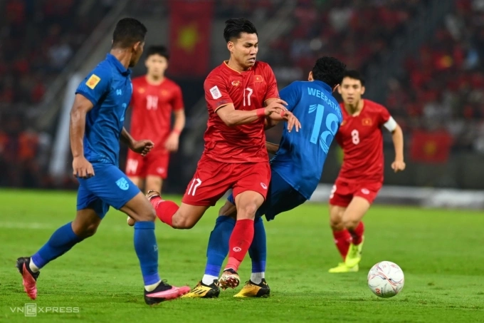 Vietnam players (in red) play Thailand in the second leg of the AFF Cup final on January 16, 2023. Photo by VnExpress/Giang Huy