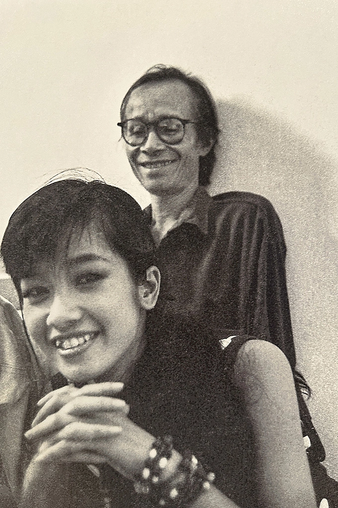 The singer attributed the close relationship between her and the veteran musician to the fact that both were introverted but love joking around. When she first met him, she was hated by many people for hanging out with a famous musician despite being skinny, ugly, and having dark skin. Yet she didn’t let herself be affected by those words, because she was adored by the musician. Trinh Cong Son once advised her, Just calmly wave and say hello to your life.