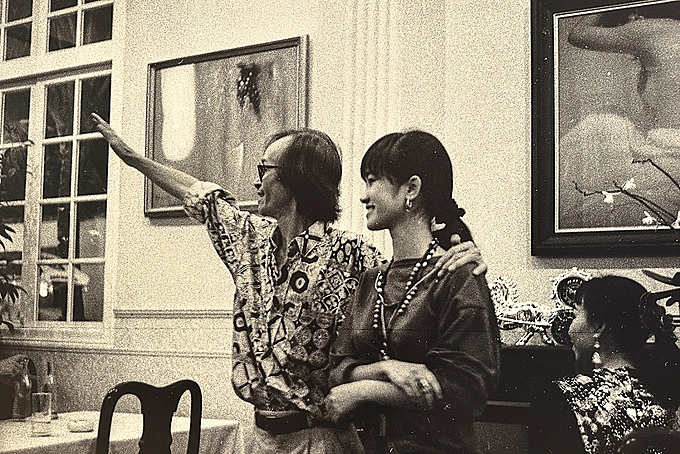 Hong Nhung recalled that during her first encounter with Son, when she was 21, she whispered Hello uncle, which was a Vietnamese pronoun used to call men who are many years older. Trinh Cong Son responded Am I your relative? and asked the singer to call him anh - a Vietnamese pronoun often used to call men who are a few years older than the speaker. Since then, I referred to Trinh Cong Son only as ‘anh,’ she said.