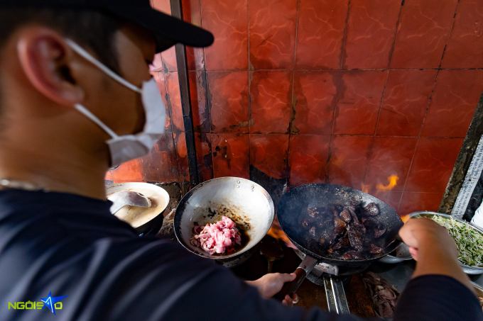 Pieces of pork liver are stir-fried until black. Photo by VnExpress/Tung Dinh