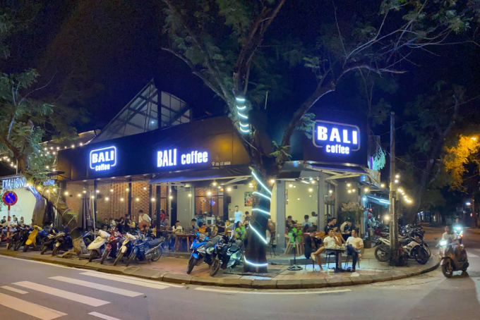 The shops location attracts many customers. Photo courtesy of Bali Coffee