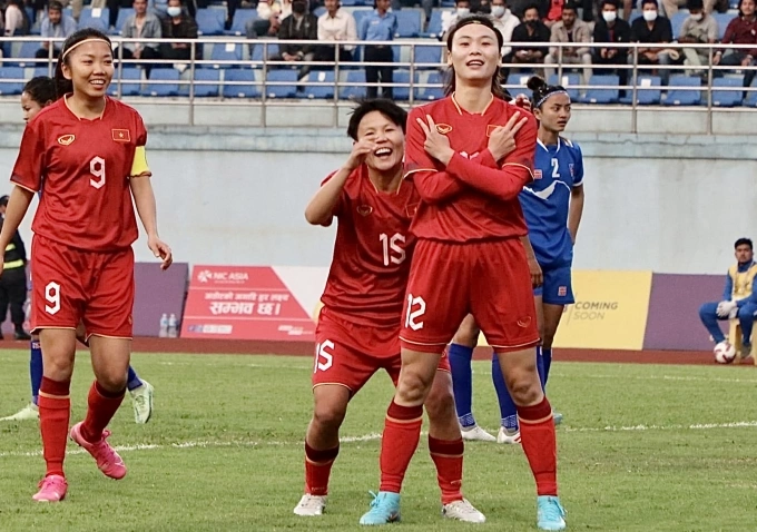 Pham Hai Yen (number 12) scored both goals in Vietnams 2-0 win against Nepal on August 8, 2023. Photo by ANFA