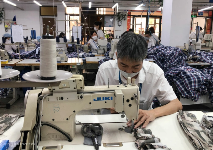 A senior labor at a garment factory in Hanoi in 2022. Photo by VnExpress/Hong Chieu