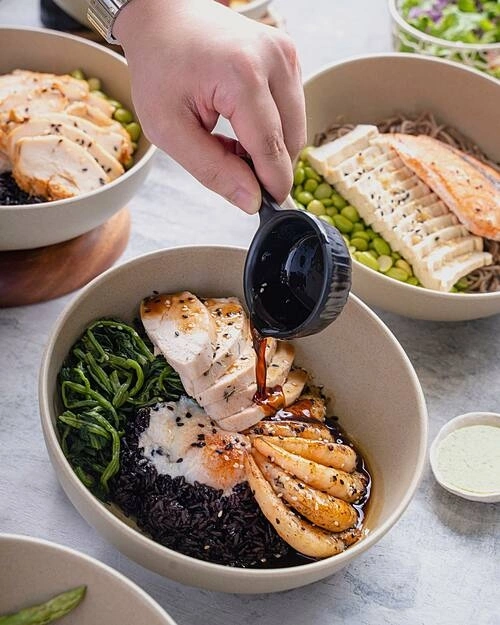 Soumaki offers a wide selection of toppings, from chicken breast to shrimp. Photo courtesy of Soumaki Vietnam