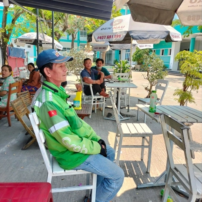 Motorcycle taxi driver Nguyen Ngoc Lang was frustrated after being swindled out of his phone in Quang Nam on Tuesday. Photo by Nguyen Toly