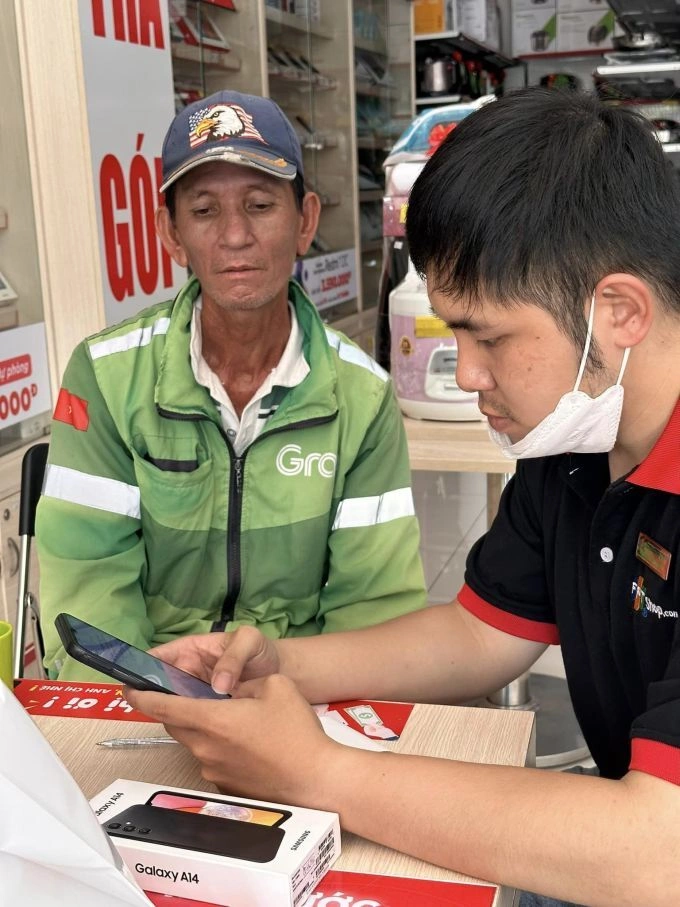 Lang was brought to a store to get a new mobile phone by well-wishers on April 4. Photo courtesy of Hoai Nguyen