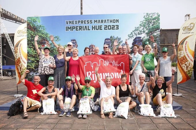 Runners of Rijinmond take photo at VnExpress Marathon Hue. Photo by VM