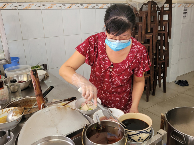 To My Doanh, the owner of To Ky noodle shop, prepares a serving of sacha sauce noodle soup. Photo by VnExpress/ Yen Nhi
