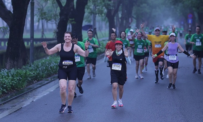 Suzanne (L) at VnExpress Marathon Imperial Hue 2023. Photo by VM
