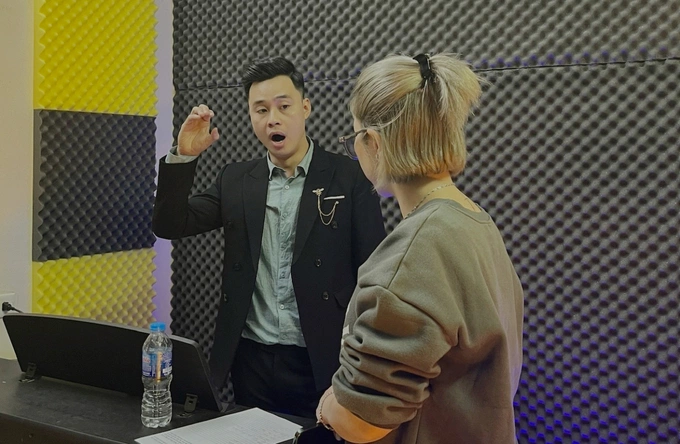 Hoang Van Ngoc, director of a vocal training center in Hanoi, instructs a student. Photo by EDmusic
