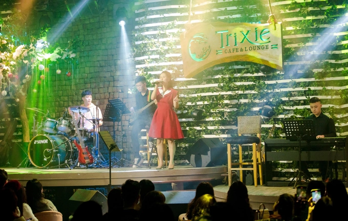 Le Minh Trang, a student of a vocal center in Hanoi, performs on stage. Photo by Edumesa