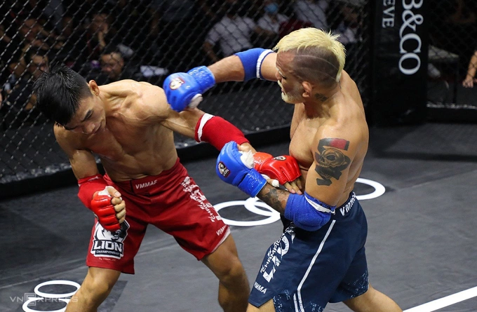 Robson De Oliveira (R) fights Tran Ngoc Luong at the LION Championship in HCMC on April 22, 2023. Photo by VnExpress/Dong Huyen