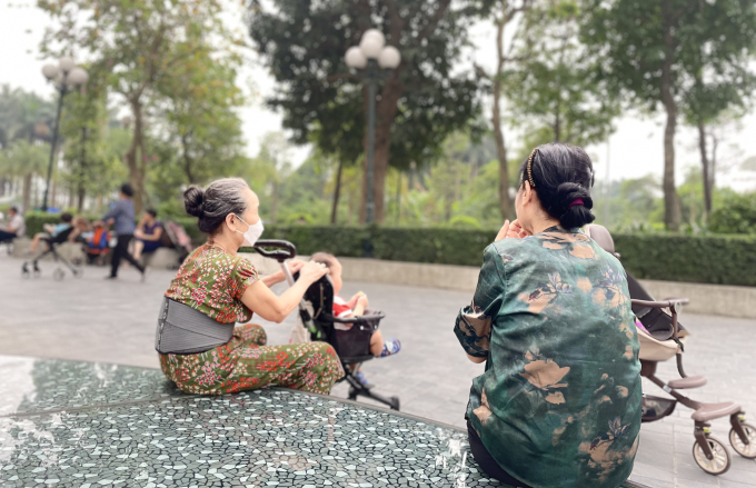 Many young people in Hanoi suburban areas are taking their parents to the city. They often buy an apartment in the same complex as yours for their parents. Photo by VnExpress/Phan Duong