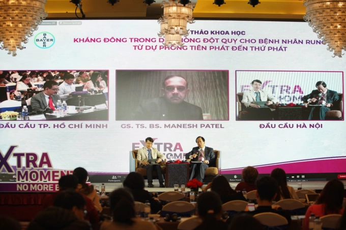 Prof. Nguyen Lan Viet, Ph.D., (R) and Dr.Nguyen Quoc Thai, Ph.D are co-chairing the session Using anticoagulant for stroke prevention in patient with atrial fibrillation. Photo by