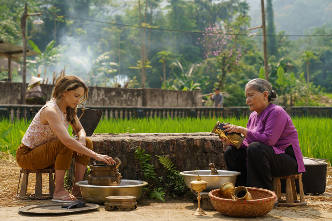 Le Thien (right) plays Sinhs grandmother, who teaches Amanda how to clean incense bowls. Photo by Netflix