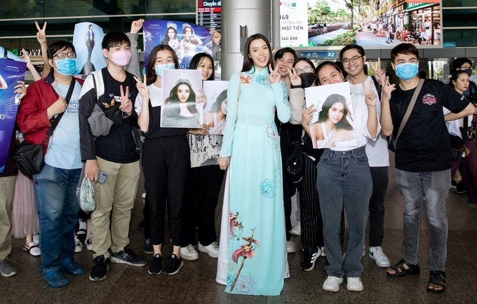 Obdam takes a photo with the fans at the airport. Photo by VnExpress/Khoa Tran