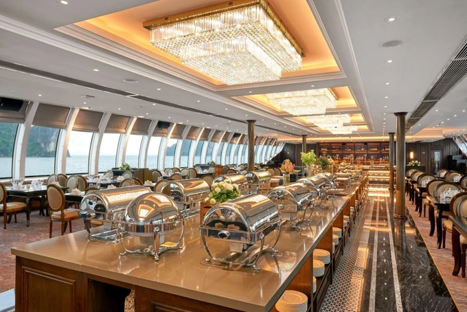 El Loto restaurant on the main deck offers a veritable smorgasbord of sumptuous buffet dining, while El Jazmin on the upper desk treats guests to meticulously refined set menus incorporating Korean, Japanese and Western cuisines.