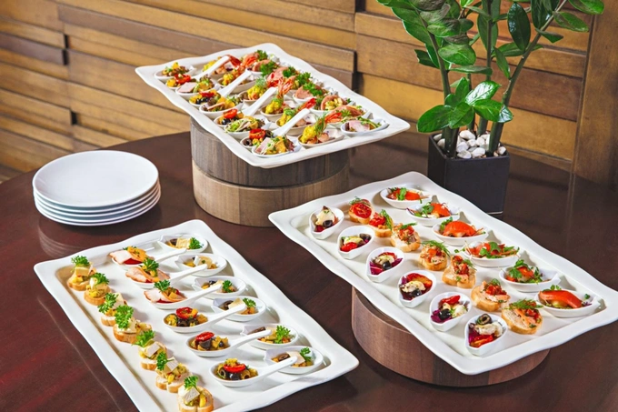 Besides over 100 Eurasian delicacies, including fresh seafood plucked directly from the bay, along with the wide range of premium wines, guests can enjoy a French-style canape party with delicately presented finger food and cocktails before the main party.