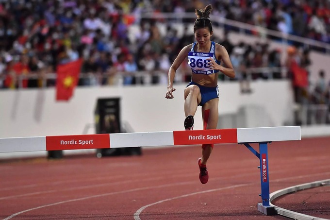 Nguyen Thi Oanh in the womens 3000m steeplechase at SEA Games 31 Hanoi. Photo by AFP/Ye Aung Thu