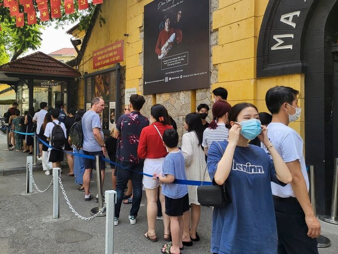 Visitors line up to buy tickets at Hoa Lo Prison Relic, May 2, 2023. Photo by VnExpress/Anh Tu